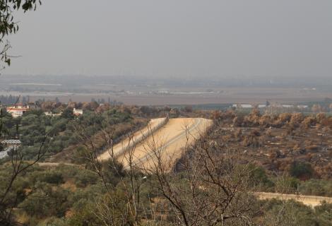 صورة لاحدى القرى الفلسطينية  المعزولة بفعل الجدار الفاصل في شمال الضفة الغربية -فلسطين- حقوق الطبع محفوظة لمؤسسة أكشن إيد-فلسطين لعام 2020 .  