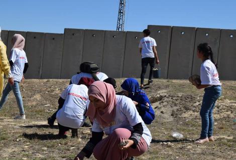 مجموعة من الشباب الفلسطينين يشاركون في أعمال تطوعية لتنظيف وحماية البيئة الفلسطينية 
