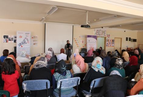   النساء من مدينة الخليل في جنوب الضفة الغربية من فلسطين  يستمتعن في ورشة عمل توعوية حول العنف المبني على النوع الاجتماعي  بدعم من مؤسسة أكشن إيد-فلسطين   