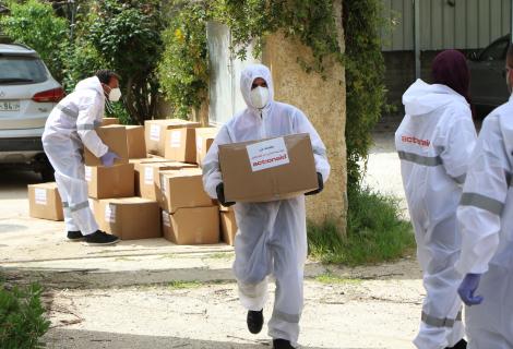 أعضاء المجوعات الشبابية والنسوية التي أسستها مؤسسة آكشن ايد- فلسطين يتطوعون لتوزيع طرود غذائية ومواد تعقيميه وقائية على الأسر المحتاجة في المناطق المهمشة في جنوب محافظة الخليل وتحديدا في قريتي عبدة وامريش لتعزيز صمود تلك الاسر وتحسين أمنها الغذائي وقدرتها على التصدي لفيروس كورون المستجد كوفيد-19 