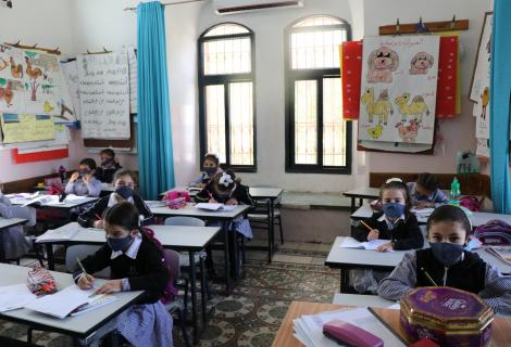 طالبات يدرسن في مدرستهن الواقعة في محافظة الخليل جنوب الضفة الغربية مع التزامهن  بإجراءات السلامة وارتداء الكمامات  بسبب فيروس كورونا   
