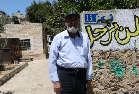 صورة نبيل الكرد (77 عاما) أمام منزله في  حي الشيخ جراح في القدس الشرقية المهدد بالإخلاء-  حي الشيخ جراح- القدس الشرقية – الضفة الغربية -فلسطين. 
