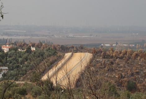 صورة لاحدى القرى في محافظة طولكرم  شمال الضفة الغربية محاطة بالجدار -فلسطين حقوق الطبع محفوظة لمؤسسة أكشن إيد-فلسطين 