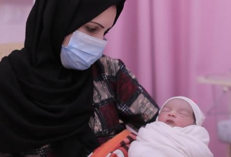 سيدرا طفلة التي لايزيد عمرها عن أسبوعين عند ولادتها بعد 11 يوم من القصف على قطاع غزة 