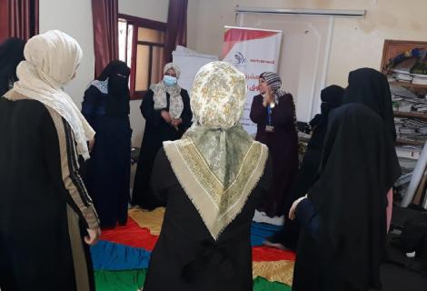 صورة لمجموعة من النساء أثناء تلقي جلسات الدعم النفسي بعد الحرب الأخيرة على قطاع غزة لعام 2021 من خلال برنامج الحقوق والصمود الذي تنفذه مؤسسة أكشن إيد-فلسطين بالشراكة مع جمعية وفاق لرعاية المرأة والطفل في منطقة رفح -قطاع غزة -فلسطين
