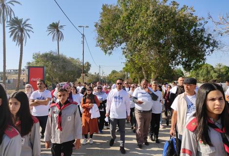 صورة لمئات المشاركين الفلسطينيين الذين شاركوا في مسار إمشي للحرية في مدينة أريحا بمناسبة اليوم العالمي للتضامن مع الشعب الفلسطيني -الضفة الغربية -فلسطين حقوق الطبع محفوظة لمؤسسة أكشن إيد-فلسطين لعام 2021 .