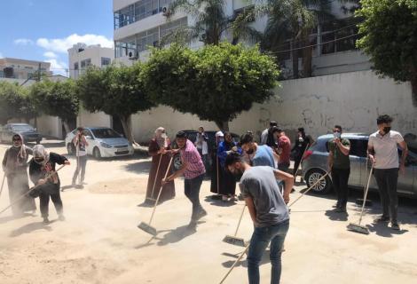 صورة الشباب في غزة أثناء مشاركتهم في حملة " حنعمرها " لتنظيف غزة من الركام  بعد الحرب الإسرائيلية لعام 2021 قطاع غزة -فلسطين-2021