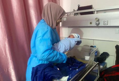 صورة لممرضة في مستشفى العودة في جباليا في قطاع غزة أثناء تقديم الرعاية الطبية لأحد الأطفال حديثي الولادة ، قطاغ غزة فلسطين – كانون الثاني لعام 2024