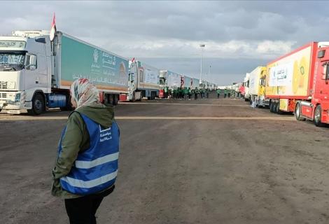 صورة لتكدس شاحنات المساعدات على معبر رفح : شاحنات تحمل مساعدات إنسانية تنتظر دخولها غزة 
