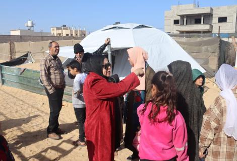 صورة للعاملات الفلسطينيات من مؤسسة آكشن إيد فلسطين ومن شريك مؤسسة آكشن إيد جمعية وفاق لرعاية المرأة والطفل في أحد مخيمات النزوح في منطقة رفح في جنوب قطاع غزة أُناء التصعيد العسكري ضد قطاع غزة لعام 2023\2024