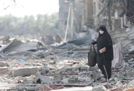 صورة لإمرأة فلسطينية بين أنقاض الركام في قطاع غزة أثناء التصعيد العسكري ضد قطاع غزة لعام 2023 \2024