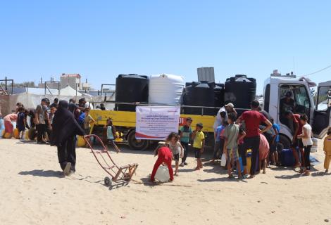 Photo for distributing drinking water through emergency response in Gaza Strip 2024 