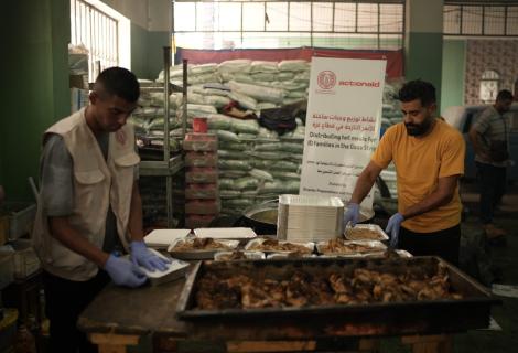 A picture of preparing hot meals carried out by ActionAid International’s partner, the Ma’an Development Center, and distributing them to displaced families in the Deir al-Balah area in the Gaza Strip during the war on the Gaza Strip for the year 2023/2024