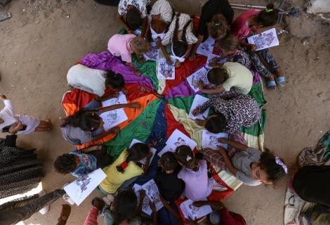 صورة لأطفال من قطاع غزة أثناء تلقيهم بعد الأنشطة الترفيهية أثناء التصعيد العسكري ضد قطاع غزة خلال 2023\2024