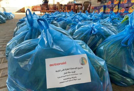 Distributing vegetables to displaced families