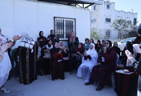 صورة لنساء فلسطينيات ينخرطن في أنشطة تراثية ضمن المبادرة الشبابية " من جيل إلى جيل" بتنفيذ فريق بقجة الشبابي  في محافظة طولكرم شمال الضفة الغربية -ق=فلسطين لعام 2025 