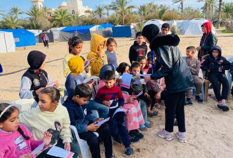 صورة لأحدى أنشطة مبادرة السلامة غنيمة في قطاع غزة التي تسعى لإشراك الشباب الفلسطيني في خطط التعافي المبكرة من خلال تنفيذ مبادرات توعوية حول الوقاية من المواد المتفجرة ومخلفات الحرب 