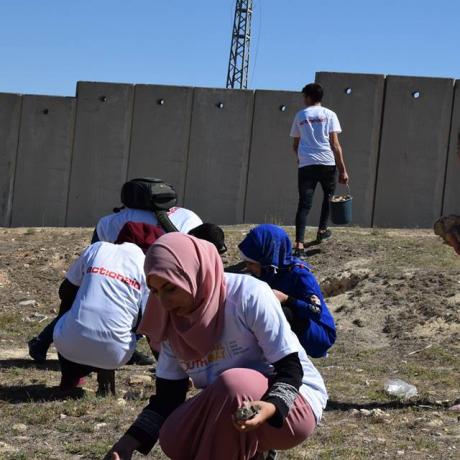 مجموعة من الشباب الفلسطينين يشاركون في أعمال تطوعية لتنظيف وحماية البيئة الفلسطينية 