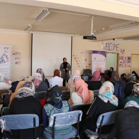   النساء من مدينة الخليل في جنوب الضفة الغربية من فلسطين  يستمتعن في ورشة عمل توعوية حول العنف المبني على النوع الاجتماعي  بدعم من مؤسسة أكشن إيد-فلسطين   