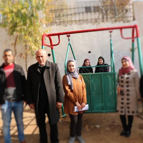 مجموعة من الشباب يدشنون احد الألعاب العامة لخدمة الأطفال ذوي الإعاقة من خلال مبادرتهم الشبابية في اليوم العالمي للأشخاص ذوي العلاقة حيث دعمت مؤسسة أكشن إيد-فلسطين مبادراتهم . 