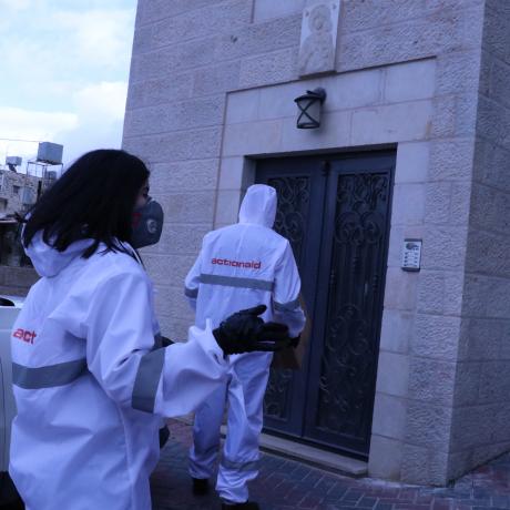قيام متطوعو وبعض من أفراد طاقم العمل من مؤسسة آكشن ايد فلسطين بالمشاركة في الجهود الوطنية للاستجابة لفيروس كورونا المستجد كوفيد 19   