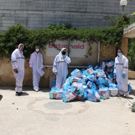 عدد من موظفات مؤسسة أكشن إيد -فلسطين أثناء اعداد الوحدات التعقيمية المقدمة من المؤسسة  لتوزيعها على العائلات التي تمكث في الحجر المنزلي الصحي في محافظة الخليل ضمن استجابة المؤسسة للموجة الثانية من تفشي فيروس كورونا  المستجد كوفيد-19 في الأراضي الفلسطينة المحتلة