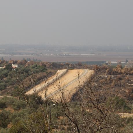 صورة لاحدى القرى الفلسطينية  المعزولة بفعل الجدار الفاصل في شمال الضفة الغربية -فلسطين- حقوق الطبع محفوظة لمؤسسة أكشن إيد-فلسطين لعام 2020 .  