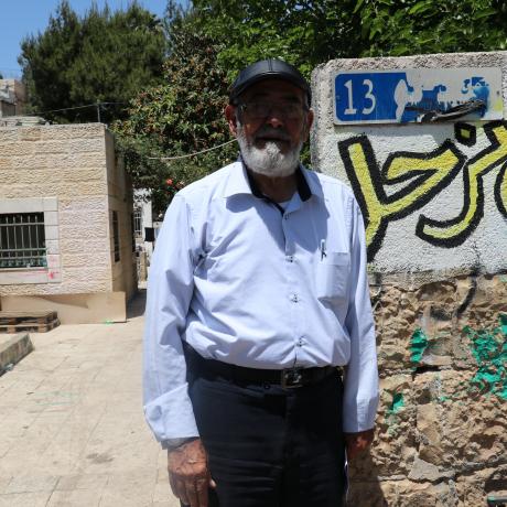 صورة نبيل الكرد (77 عاما) أمام منزله في  حي الشيخ جراح في القدس الشرقية المهدد بالإخلاء-  حي الشيخ جراح- القدس الشرقية – الضفة الغربية -فلسطين. 