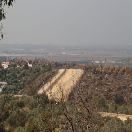 صورة لاحدى القرى في محافظة طولكرم  شمال الضفة الغربية محاطة بالجدار -فلسطين حقوق الطبع محفوظة لمؤسسة أكشن إيد-فلسطين 