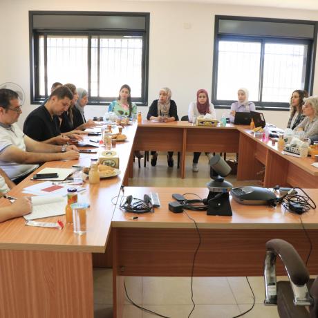 صورة  للمشاركين في الاجتماع الموسع الذي عقدته مؤسسة أكشن إيد- فلسطين مع ممثليي لجنة حاضنات الأعمال ووحدة النوع الاجتماعي في وزارة الاقتصاد  الوطني – مدينة الخليل – الضفة الغربية -فلسطين حقوق الطبع  محفوظة لمؤسسة أكشن إيد-فلسطين لعام 2021 