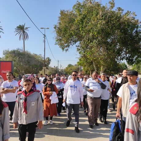 صورة لمئات المشاركين الفلسطينيين الذين شاركوا في مسار إمشي للحرية في مدينة أريحا بمناسبة اليوم العالمي للتضامن مع الشعب الفلسطيني -الضفة الغربية -فلسطين حقوق الطبع محفوظة لمؤسسة أكشن إيد-فلسطين  لعام 2021 . 