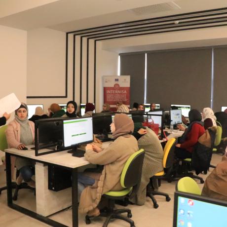 صورة للمشاركات في تدريب متخصص في مجال رقمنة القطاع السياحي ضمن مشروع إنترنيسا شبكة التعاون عبر الحدود في مجال التكنولوجيا الرقمية" لزيادة عدد النساء الماهرات رقمياً والعاملات في أقاليم البحرالأبيض المتوسط الذي بدأت مؤسسة أكشن إيد في تنفيذه مؤخرا بتمويل من برنامج التعاون عبر الحدود لدول البحر الأبيض المتوسط،  يركز المشروع على  الموائمة  بين إحتياجات الطلب والعرض في سوق العمل.  الخليل -رام الله -الضفة الغربية-فلسطين -حقوق الطبع محفوظة لمؤسسة أكشن إيد-فلسطين لعام 2022 