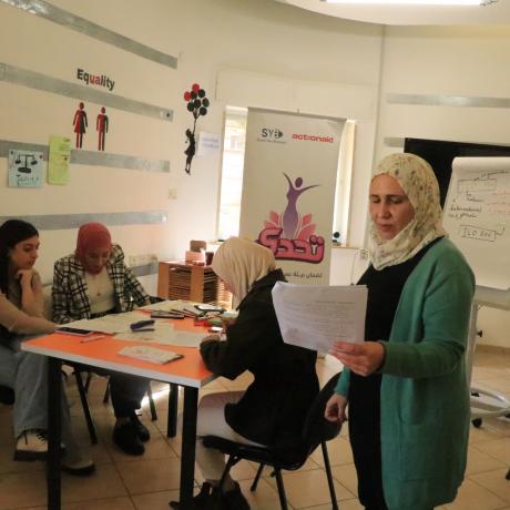 صور للشابات الفلسطينيات أثناء تلقيهن تدريب حول بيئة العمل الآمنة واللائقة وحقوق المرأة في بيت لحم كجزء من حملة " تحدي الممارسات السلبية ضد النساء في بيئة العمل" ضمن مشروع " إبدأ عملك" . بيت لحم -الضفة الغربية-حقوق الطبع محفوظة لمؤسسة أكشن إيد-فلسطين لعام 2022  