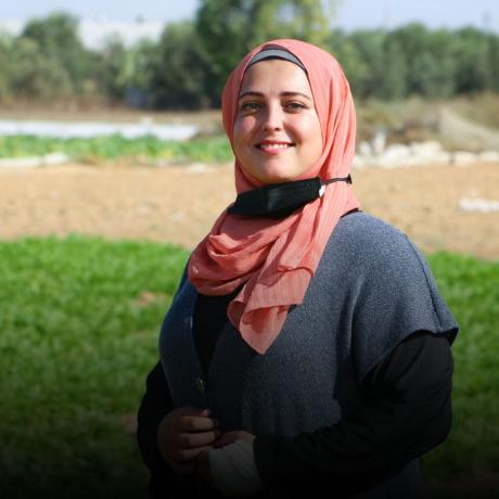 صورة للشابة الفلسطينية أسيل النجار في مزرعتها في قطاع غزة -قطاع غزة -فلسطين 