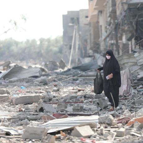  2023 صورة لإمرأة  من قطاع غزة خلال التصعيد الاسرائيلي  على قطاع غزة  خلال   شهر تشرين الأول لعام 