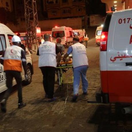 صورة للطواقم الصحية العاملة في مستشفى العودة  في قطاع غزة خلال  التصعيد العسكري ضد قطاع غزة لعام 2023 