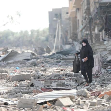صورة لأمرأة فلسطينية فيقطاع غزة أثناء التصعيد العسكري على قطاع غزة لعام 2023\2024