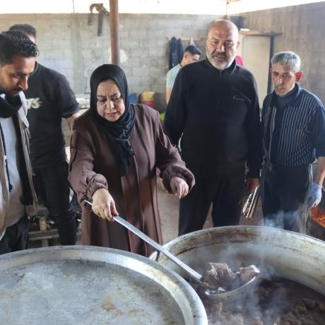 صورة لبثينة أثناء اشرافها على الإستجابة الإنسانية  وتوفير الوجبات الساخنة للنازحين في مدينة رفح خلال التصعيد الإسرائيلي على قطاع غزة خلال عام 2024 