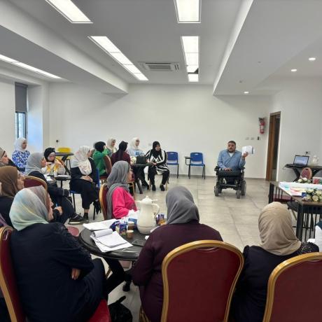 صورة لمجموعة من الفتيات والشابات أثناء التدريب على إدارة المشاريع الصغيرة في الخليل في الضفة الغربية لعام 2024
