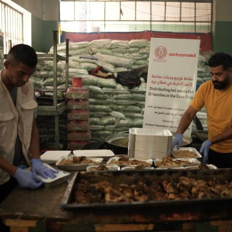 A picture of preparing hot meals carried out by ActionAid International’s partner, the Ma’an Development Center, and distributing them to displaced families in the Deir al-Balah area in the Gaza Strip during the war on the Gaza Strip for the year 2023/2024