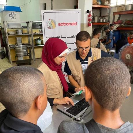 صورة لتوزيع وجبات الأرز الساخنة من خلال جمعية الدراسات النسوية التنموية الفلسطينية  في قطاع غزة لعام 2024 