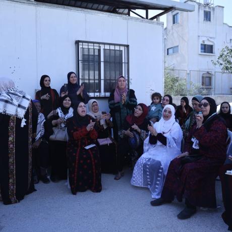 صورة لنساء فلسطينيات ينخرطن في أنشطة تراثية ضمن المبادرة الشبابية " من جيل إلى جيل" بتنفيذ فريق بقجة الشبابي  في محافظة طولكرم شمال الضفة الغربية -ق=فلسطين لعام 2025 
