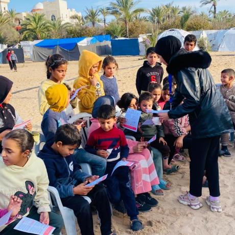 صورة لأحدى أنشطة مبادرة السلامة غنيمة في قطاع غزة التي تسعى لإشراك الشباب الفلسطيني في خطط التعافي المبكرة من خلال تنفيذ مبادرات توعوية حول الوقاية من المواد المتفجرة ومخلفات الحرب 