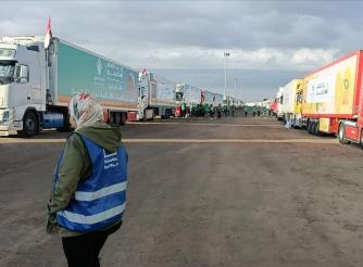 صورة لتكدس شاحنات المساعدات على معبر رفح : شاحنات تحمل مساعدات إنسانية تنتظر دخولها غزة 