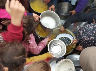 صورة لأطفال في قطاع غزة أثناء إصطفافهم للحصول على المساعدات الغذائية في مراكز الإيواء ومخيمات النزوح بعد التصعيد العسكري ضد قطاع غزة لعام 2023 \2024 