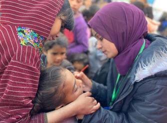 صورة ولاء  اثناء تطوعها  في مراكز الإيواء  لرسم البسمة على وجوه الاطفال خلال التصعيد العسكري ضد قطاع غزة لعام 2023 \2024 