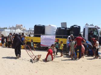 صورة لتوزيع الماء خلال الإستجابة الإنسانية الطارئة في قطاع غزة لعام 2024 