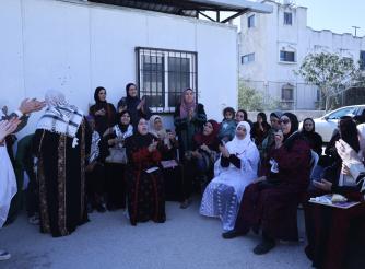 صورة لنساء فلسطينيات ينخرطن في أنشطة تراثية ضمن المبادرة الشبابية " من جيل إلى جيل" بتنفيذ فريق بقجة الشبابي  في محافظة طولكرم شمال الضفة الغربية -ق=فلسطين لعام 2025 
